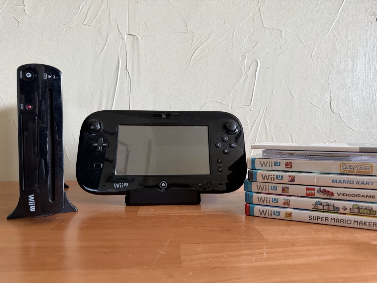 Nintendo Wii U 32GB Black Console + GamePad, Cables/Stand, Games, Controllers
