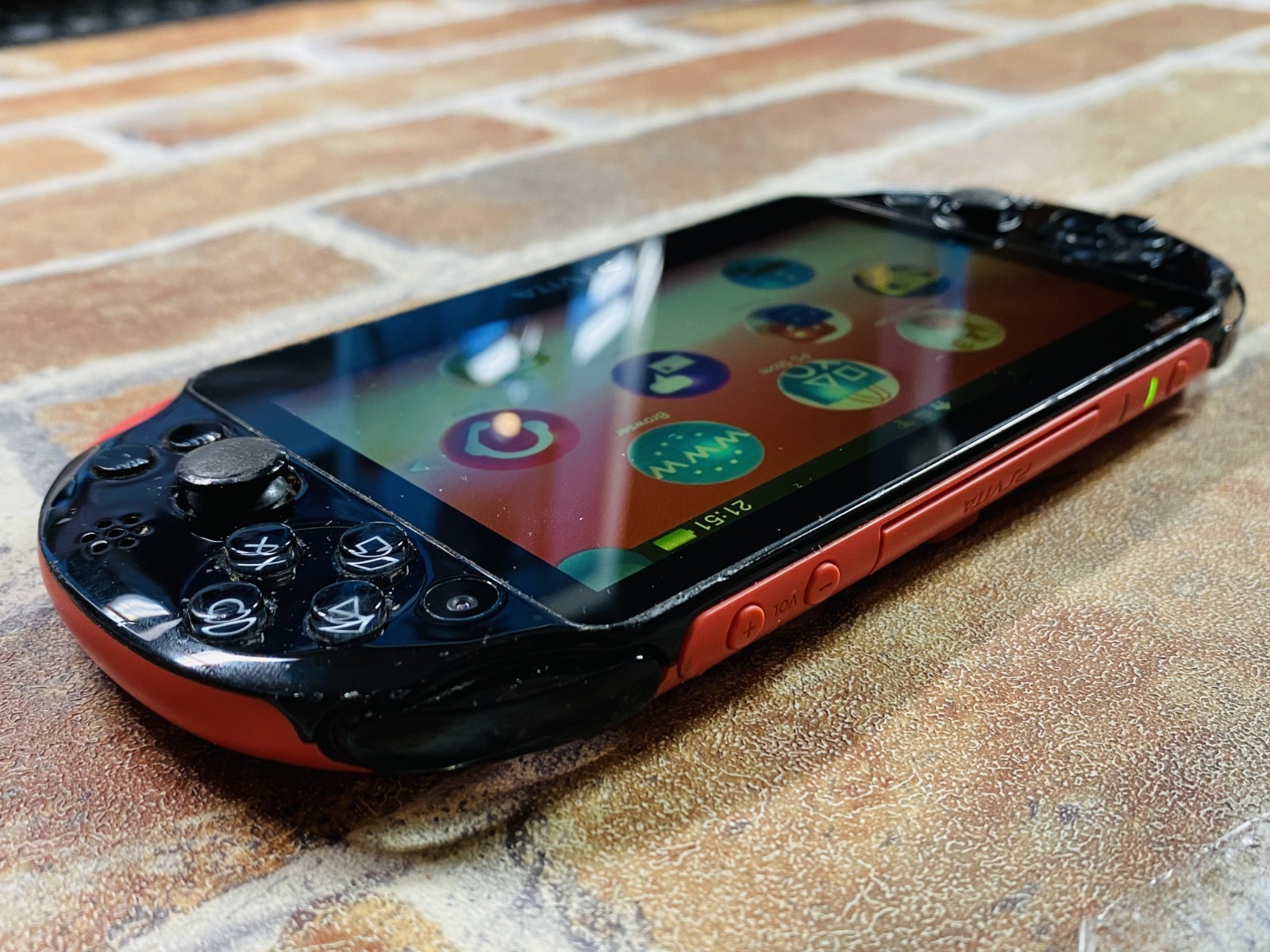 PS Vita Pink Black PCH 2000 SONY PlayStation Japan 4GB USB Charger No.2D DDP