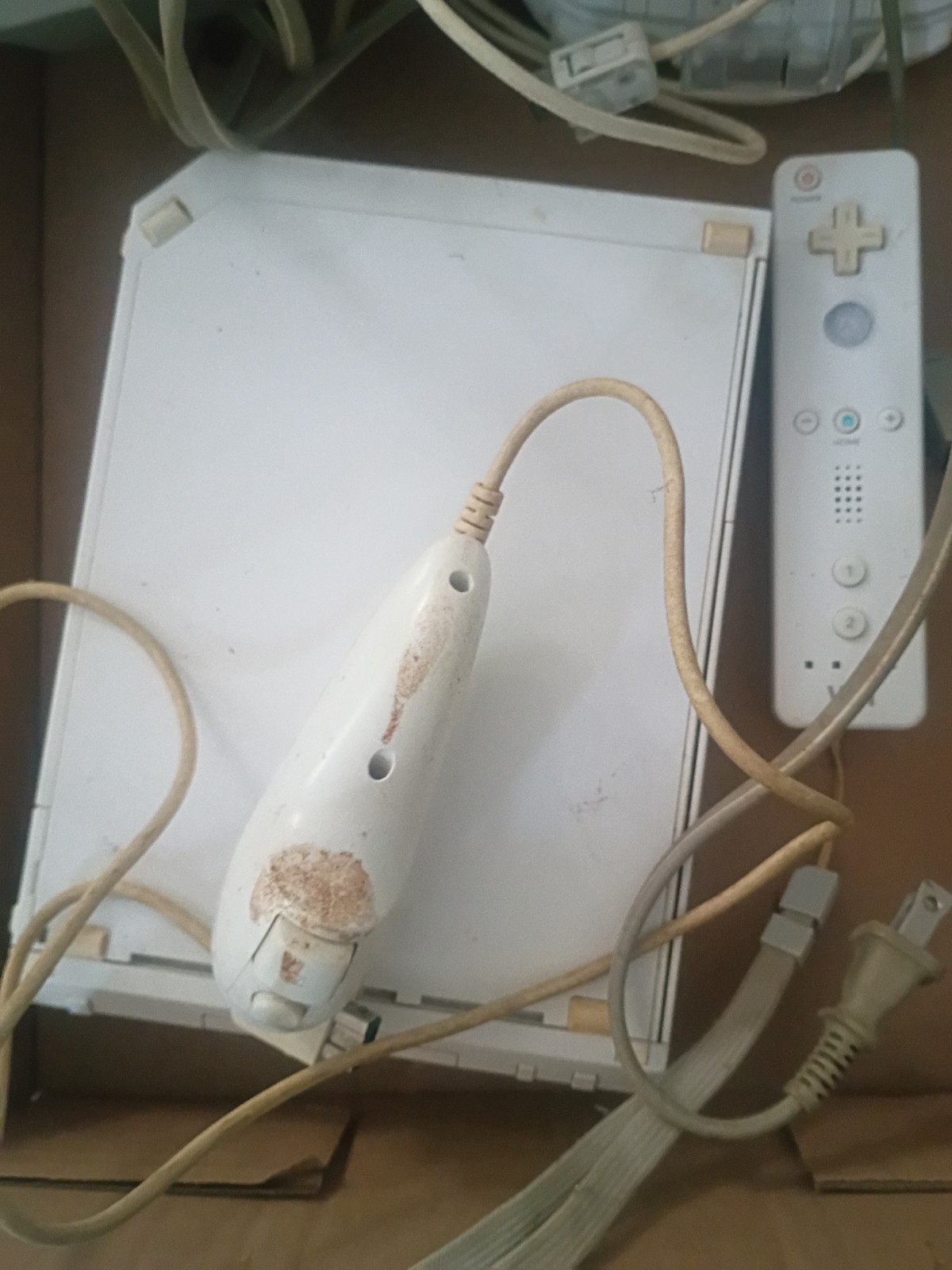 Nintendo Wii RVL-001(USA) White Console Bundle with Controllers, Accessories