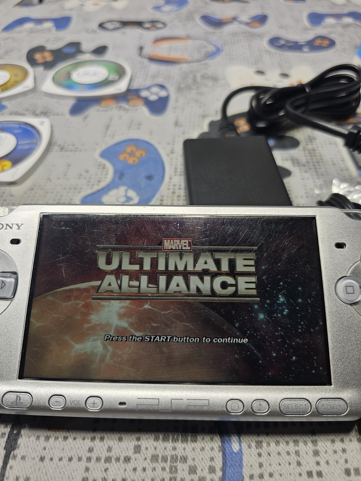SONY PSP 3000 SILVER Console With 1GB MEM CARD/NEW BATTERY/NEW CHARGER TESTED