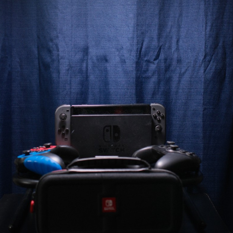 Nintendo Switch Gen 1 Bundle | Dock | Joy-Cons | 3 Extra Controllers | Hori Spl