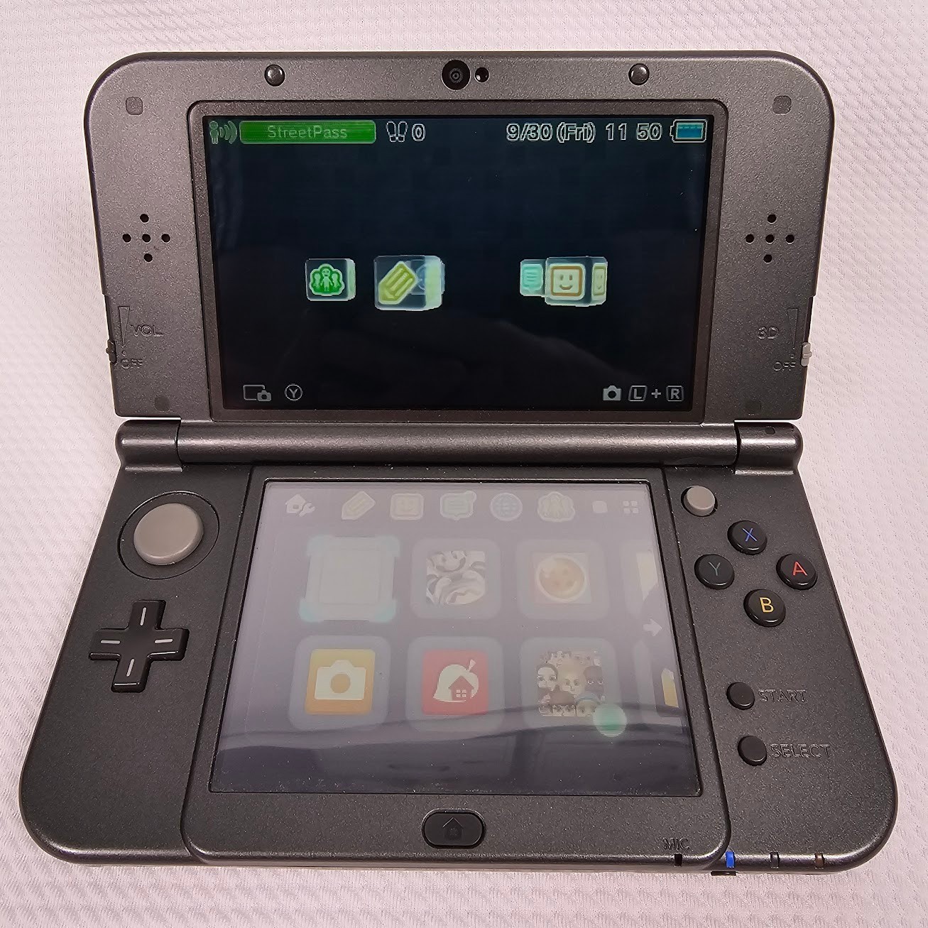 New Nintendo 3DS XL System Black NTSC-U/C (US/Canada) RED-001 USED w/ Charger
