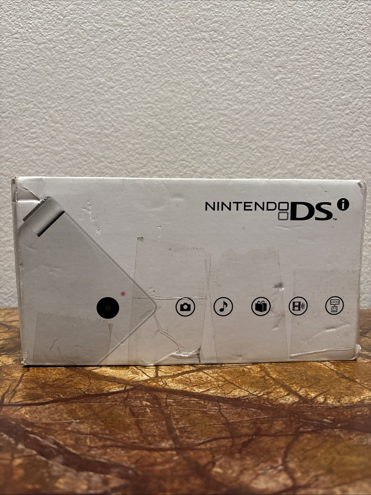 Nintendo DSI WHITE CONSOLE IN BOX WITH CHARGER, STYLUS, And 1 GAME NO SD CARD