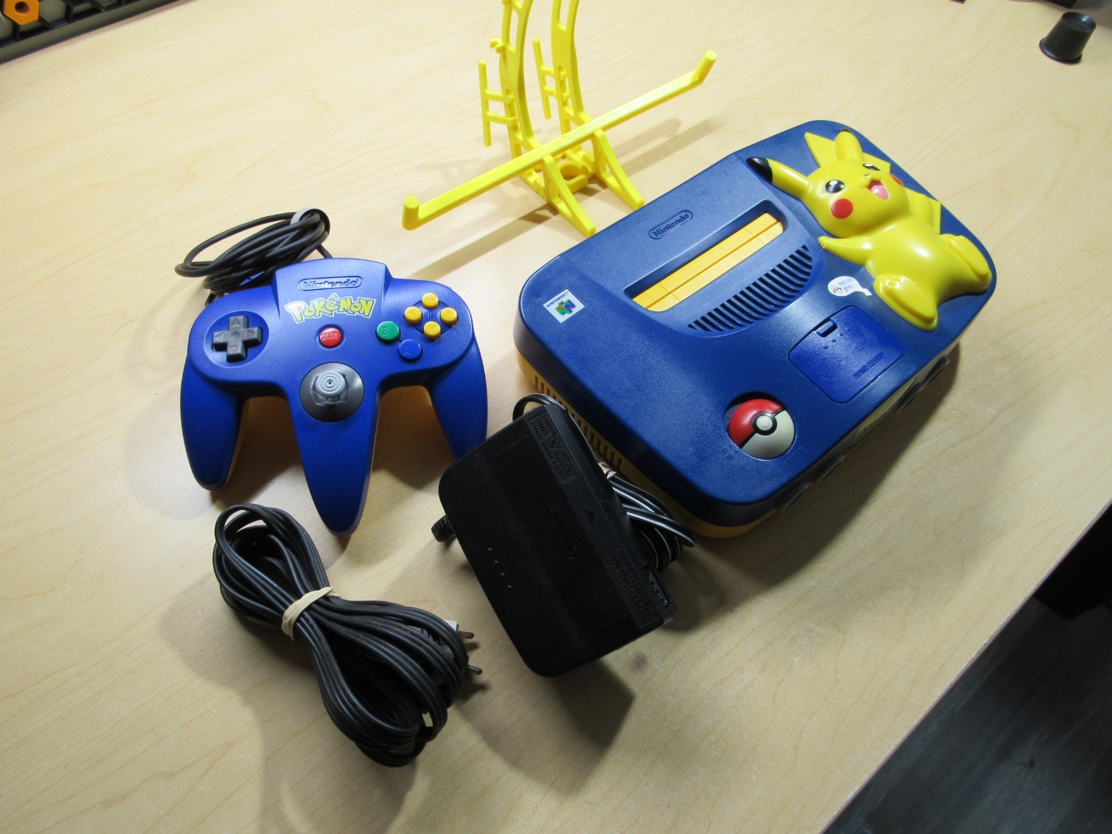Nintendo 64 Pokemon Edition – Blue/Yellow – New Caps – Display Stand