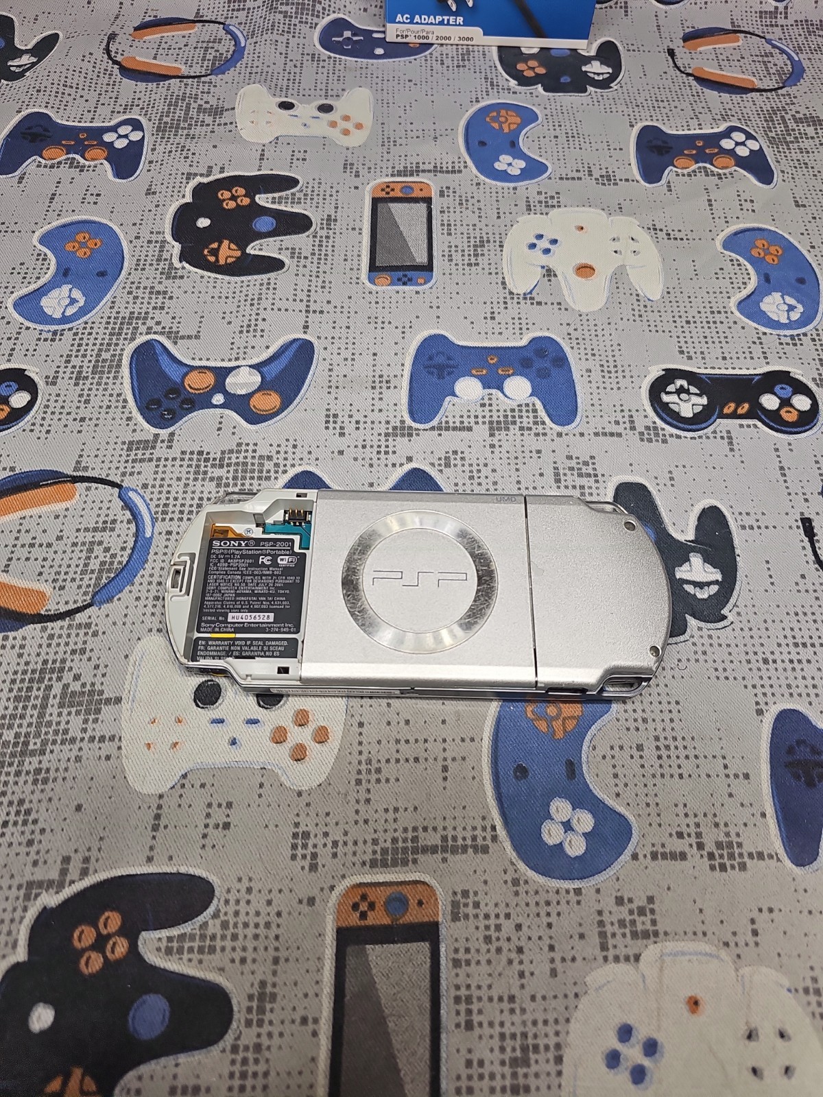 Sony Playstation PSP Portable Silver (PSP 2000) W/CHARGER/BATTERY/MEM 1GB