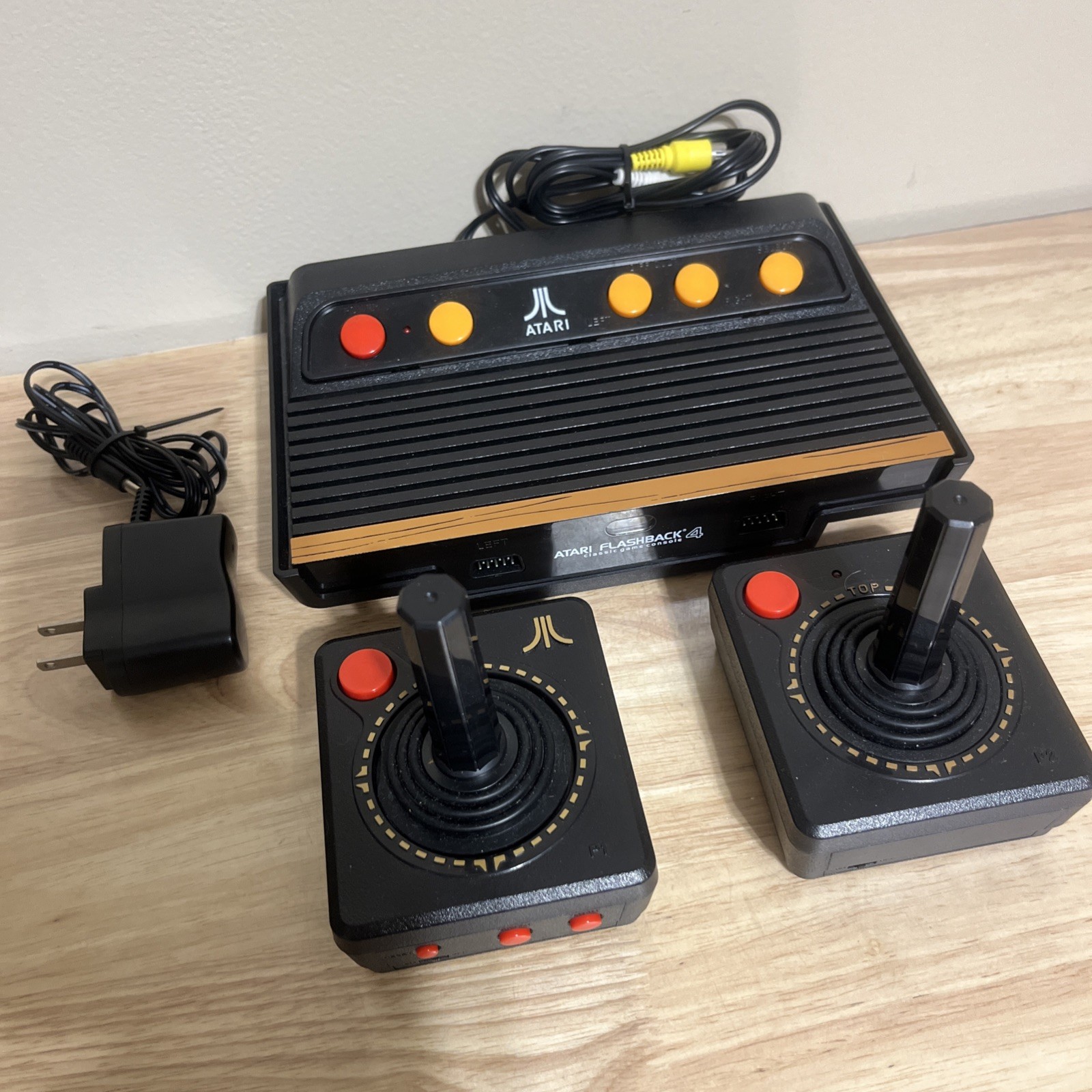Atari Flashback 4 75 built-in games, 2 Wireless Controllers, Tested Works Great