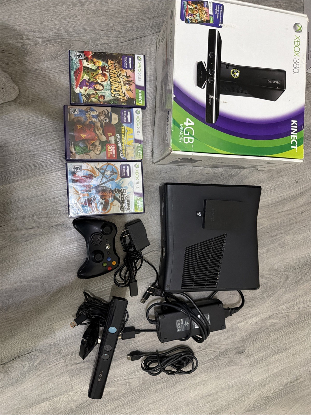Xbox 360 320GB Console With Kinect Bundle W / Box and 3 Games – Tested Working!