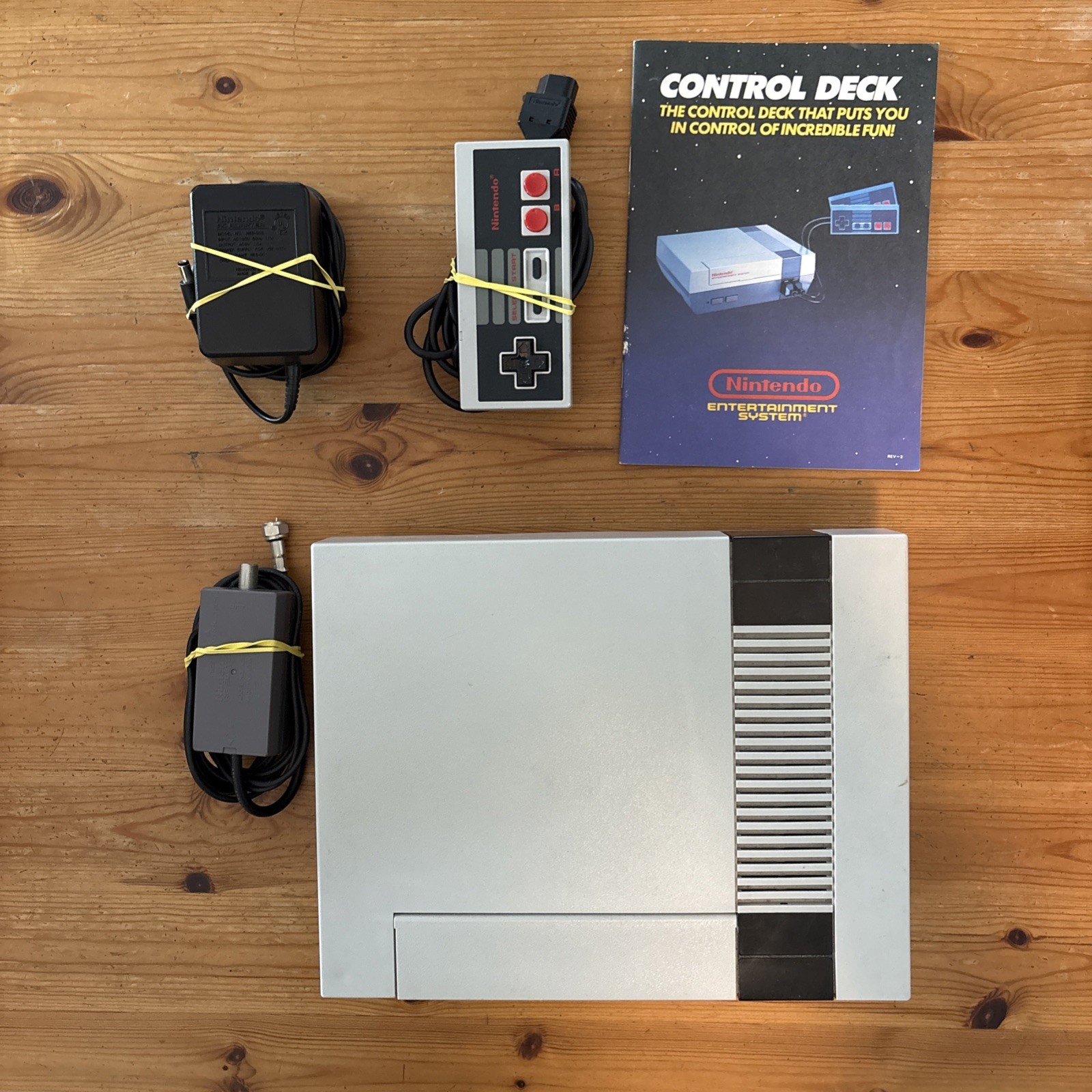 Nintendo Entertainment System NES 001 Console w one controller + manual