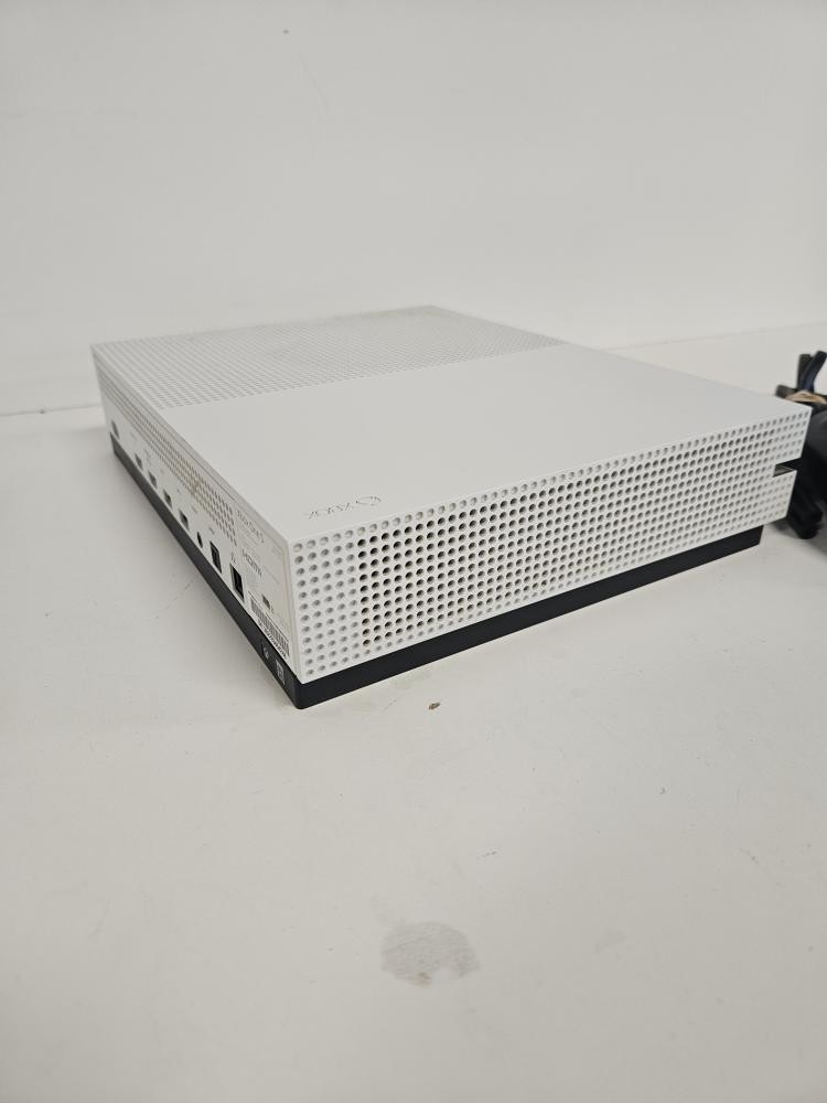 MICROSOFT XBOX ONE S – CONSOLE – 500GB – 1681 (P17031071)