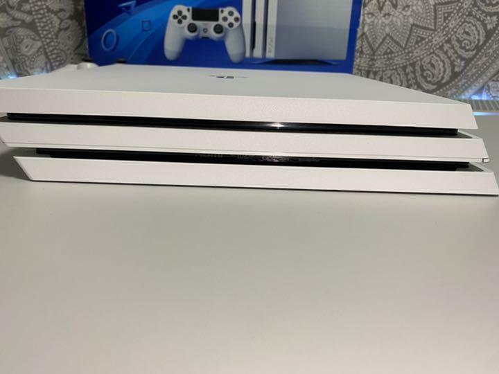 Sony PlayStation4 PS4 Pro CUH-7200BB02 Glacier White 1TB Japan ver. «Excellent»