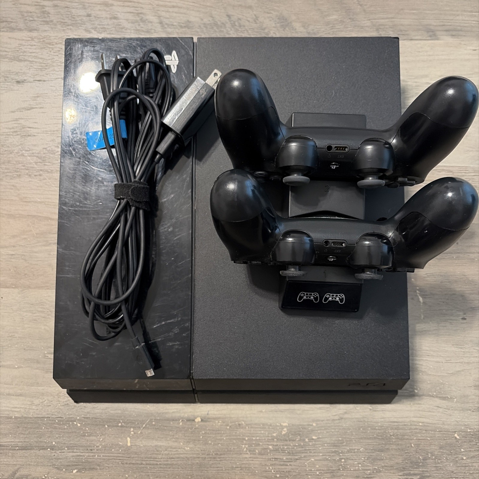 Sony PlayStation 4 PS4 500GB Console CUH-1115A W/2 Controllers, Docking Station