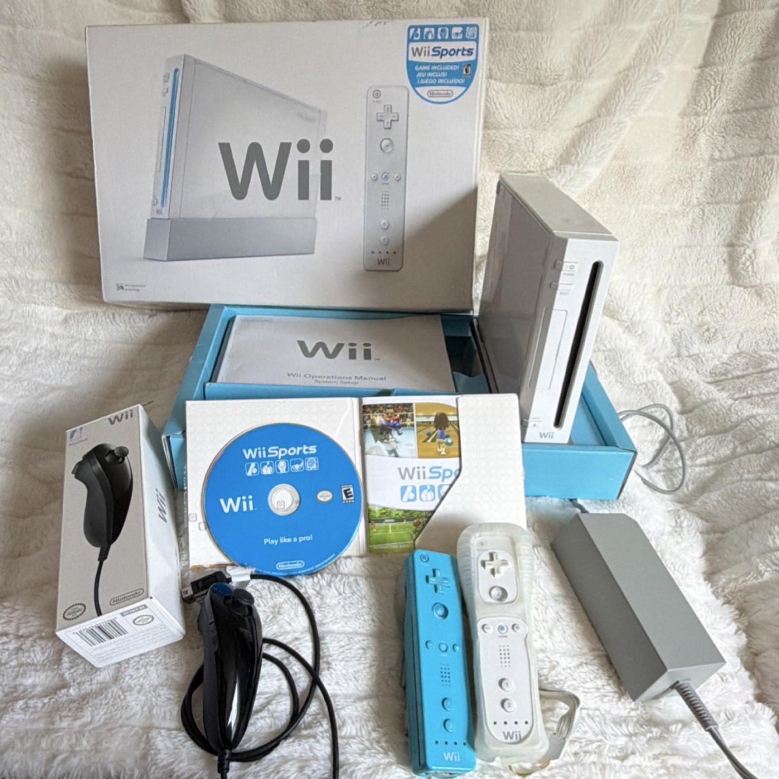 Nintendo Wii RVL-001(USA) White Console Bundle w/ Wii Sports, Remote, Box Tested