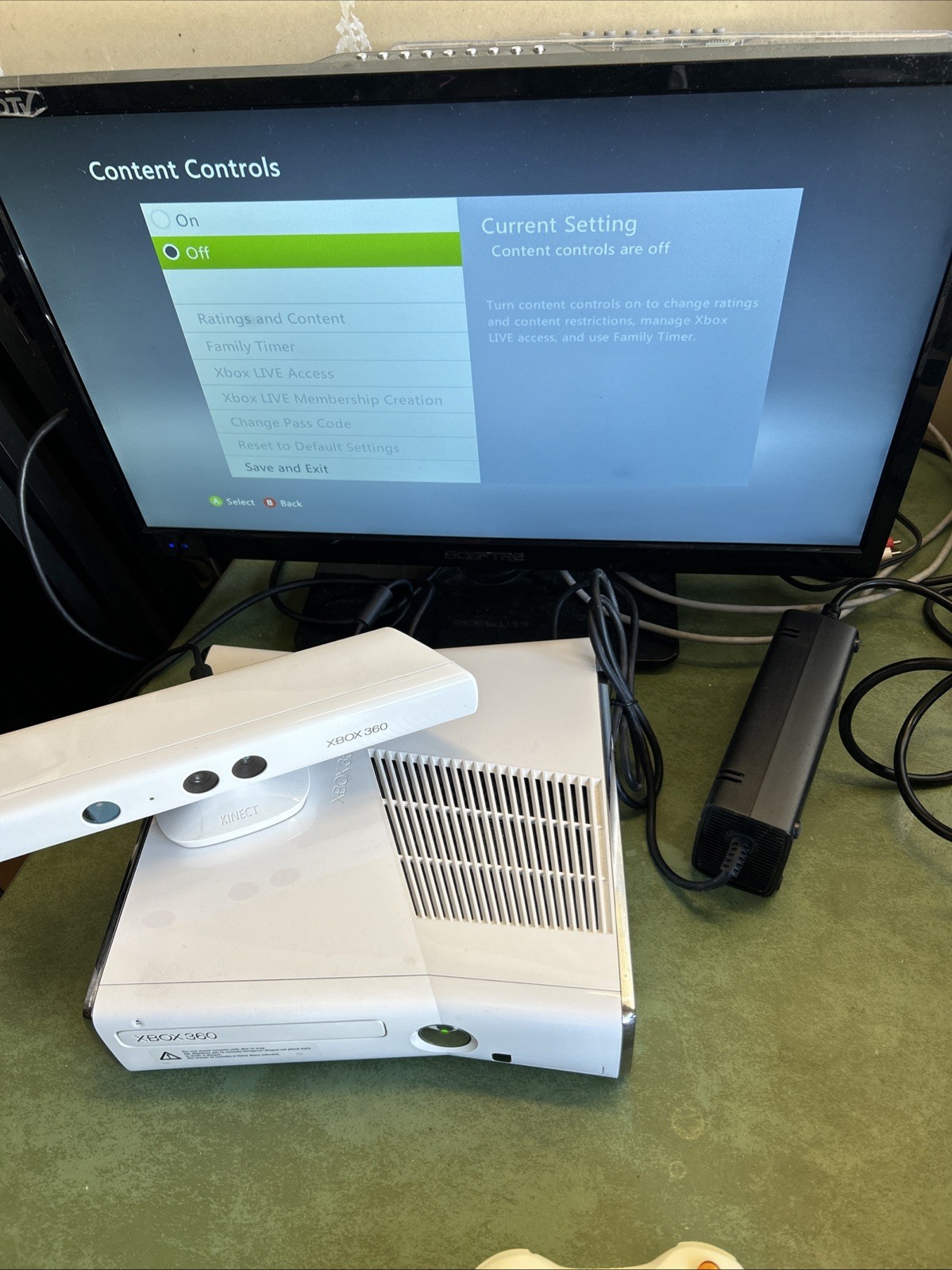 Microsoft Xbox 360 Special Edition Kinect Sports 4GB White Console 1439 W Box