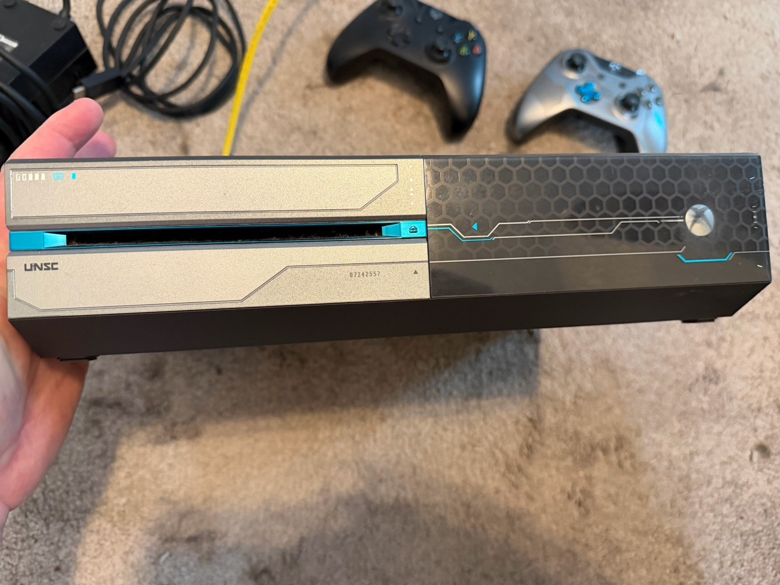 Xbox One UNSC 1540 Halo Edition,2 Wireless Controllers Cords ,Injustice 2,PARTS