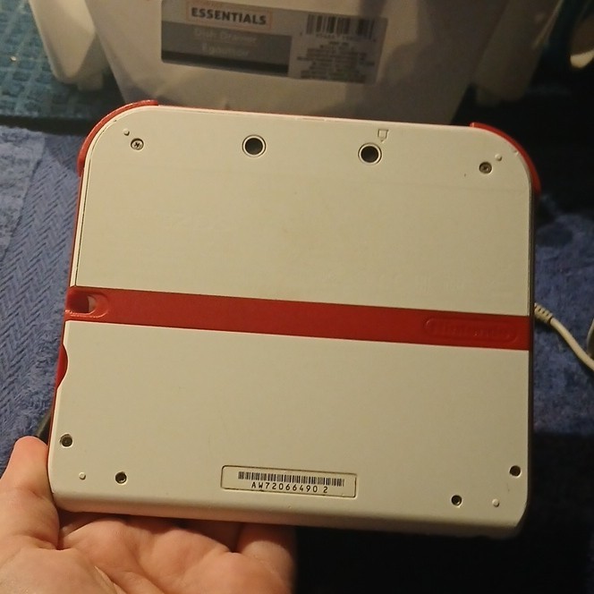 Nintendo 2DS White/Red Handheld System Touchscreen 4GB w/ Stylus & Charger