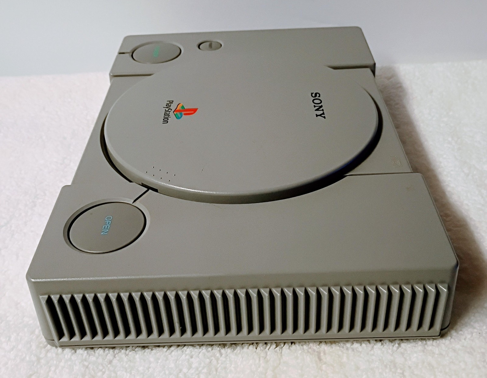 Playstation 1 with 1 controller, AV Cable, power cable and Syphon Filter 2 game