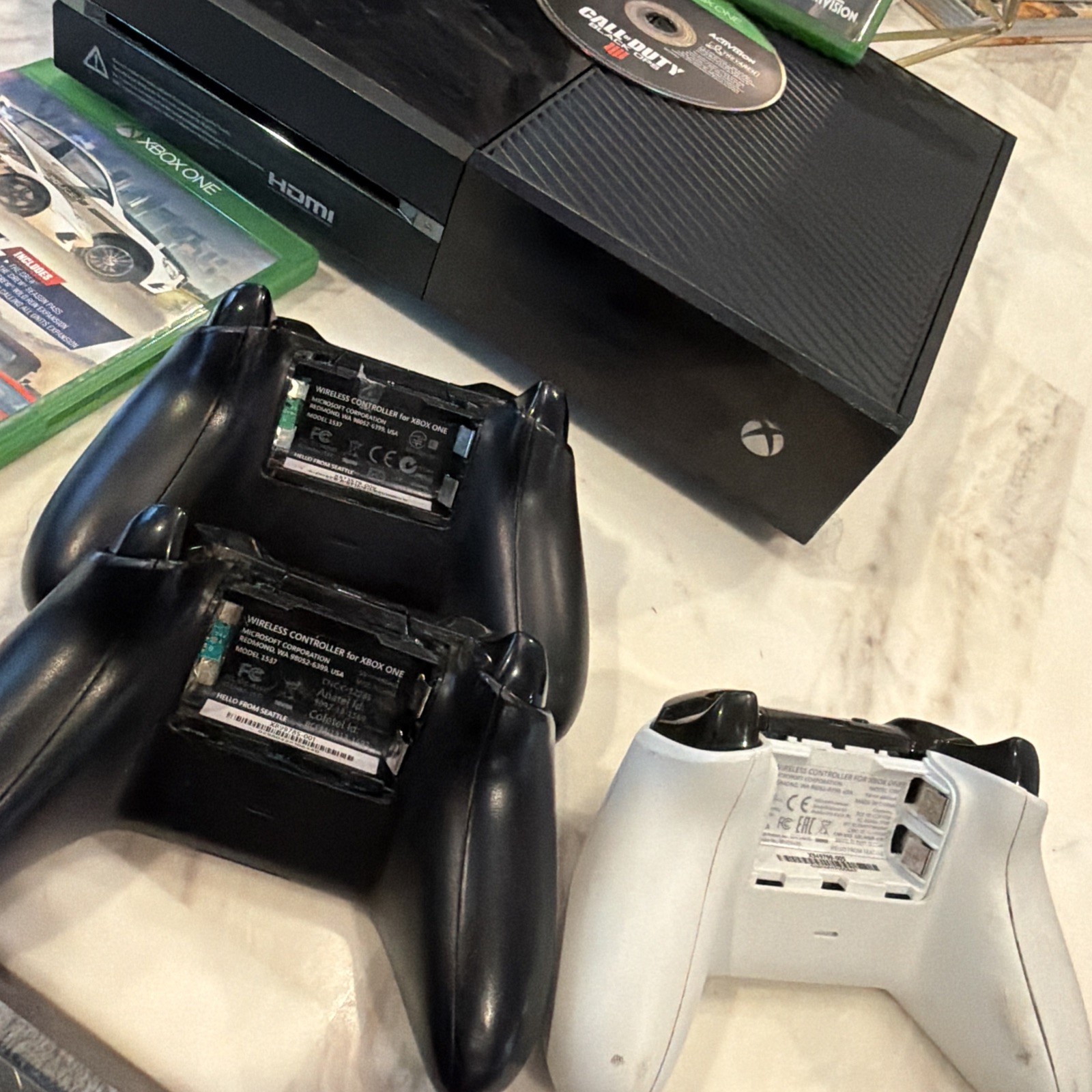 Microsoft Xbox One 500GB Console Black – 3 Controllers – COD Ghosts & Black Ops4