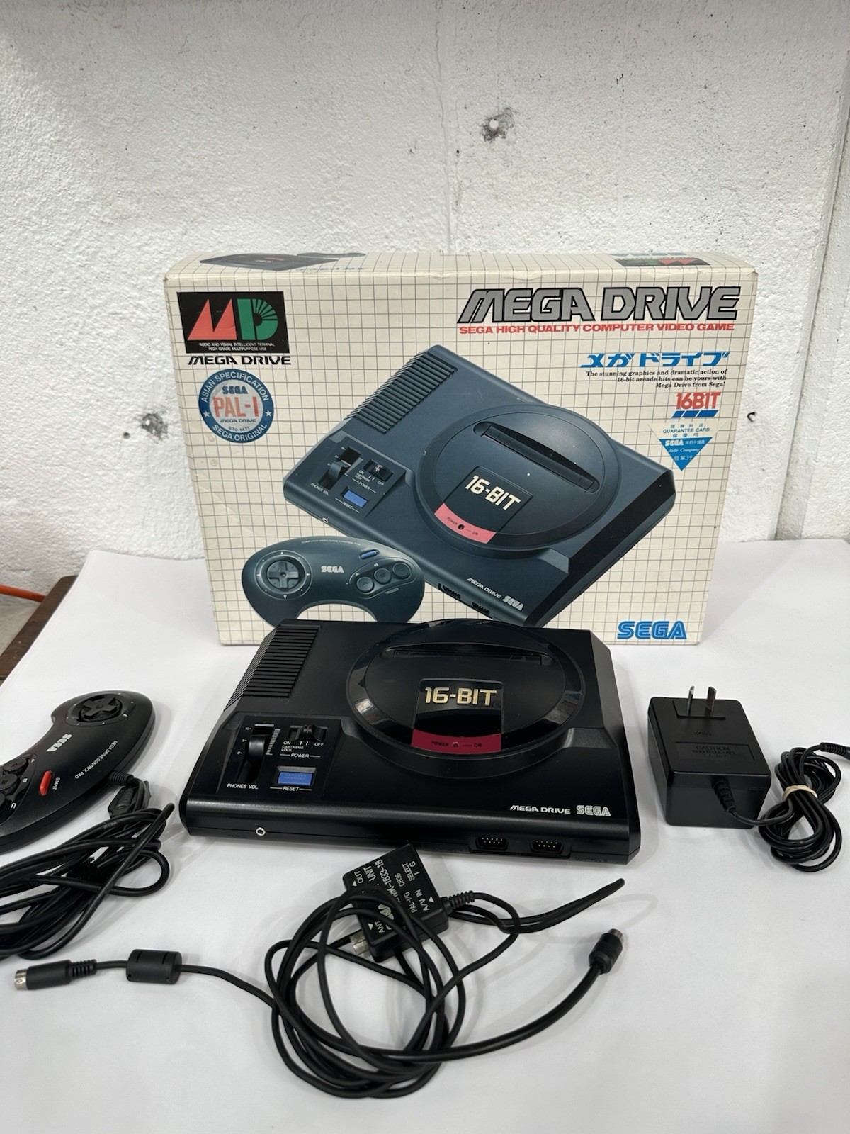 VINTAGE SEGA MEGA DRIVE BOXED WORKING CONSOLE 16 Bit PAL 1601-11 NTSC JAPAN BOX