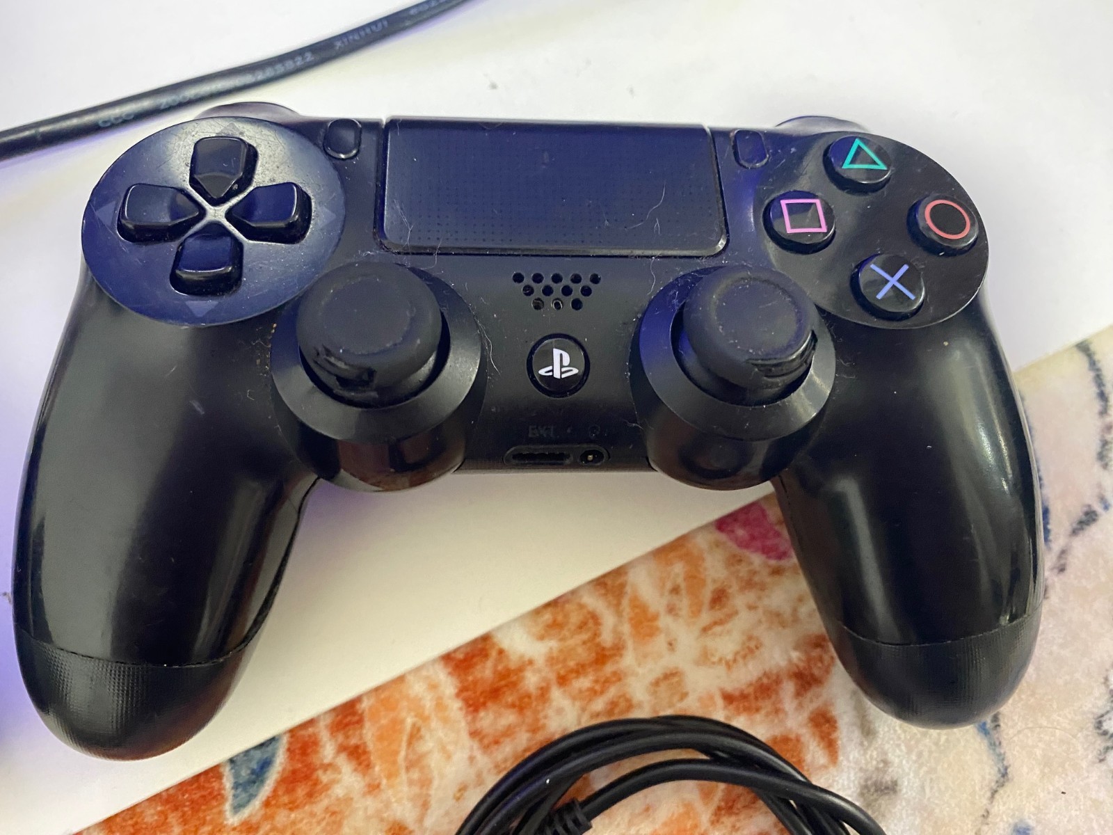 Sony PlayStation 4 Console 500GB (CUH-1215A) w/6 Games and 2 Controllers