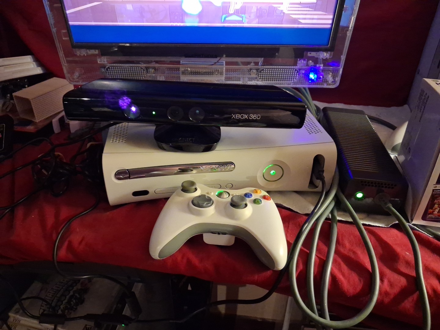 XBox 360 Pro White Console W/kinect Sensor 2 Controllers Play&charge Set In Box