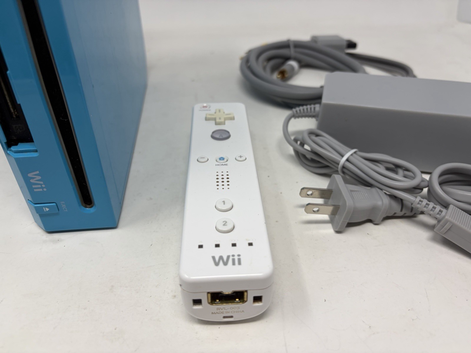 Nintendo Wii Blue RVL-101 Console With White Remote Sensor Bar AV Power Cord