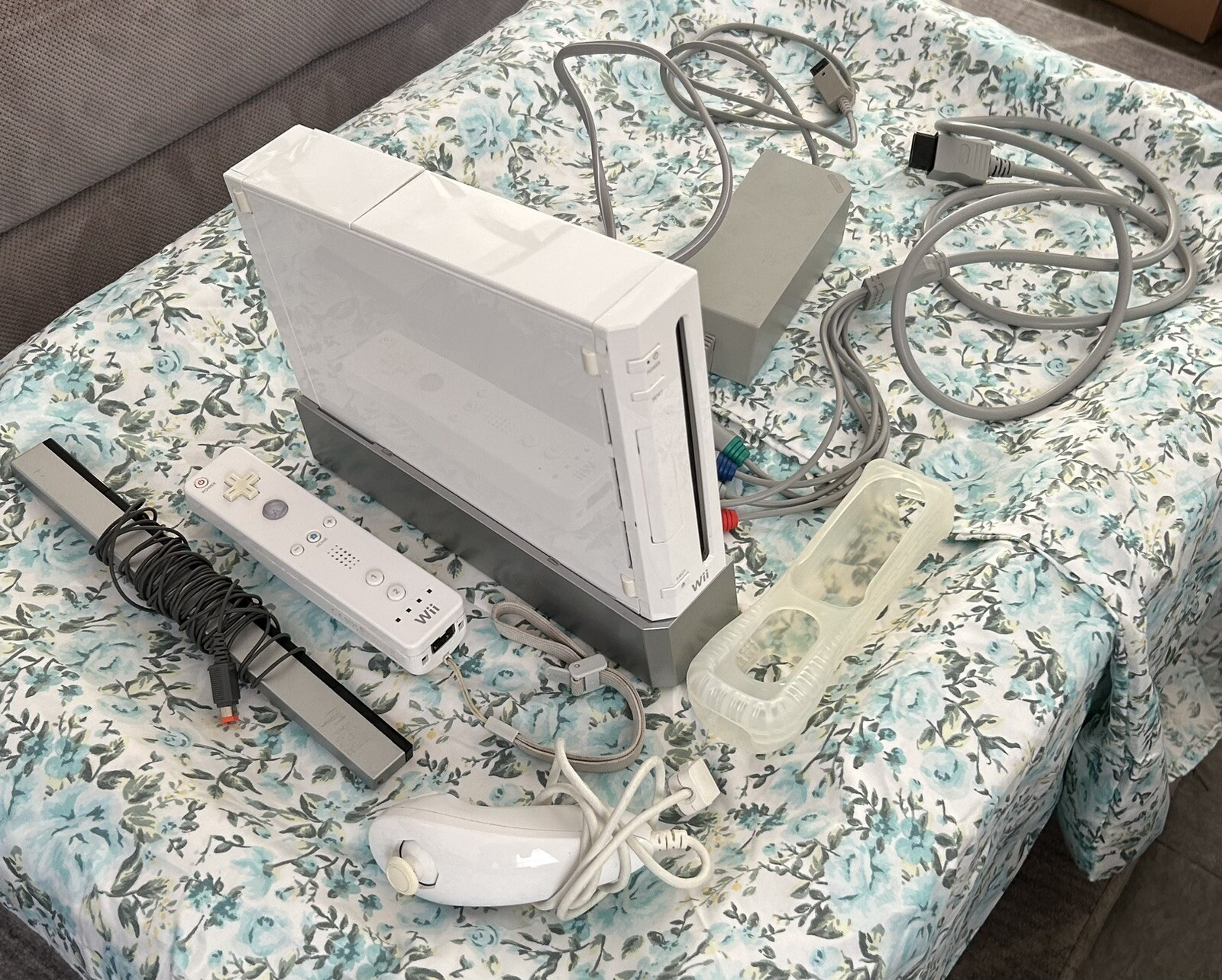 Nintendo Wii RVL-001 512 MB (USA) Home Console – White Bundle