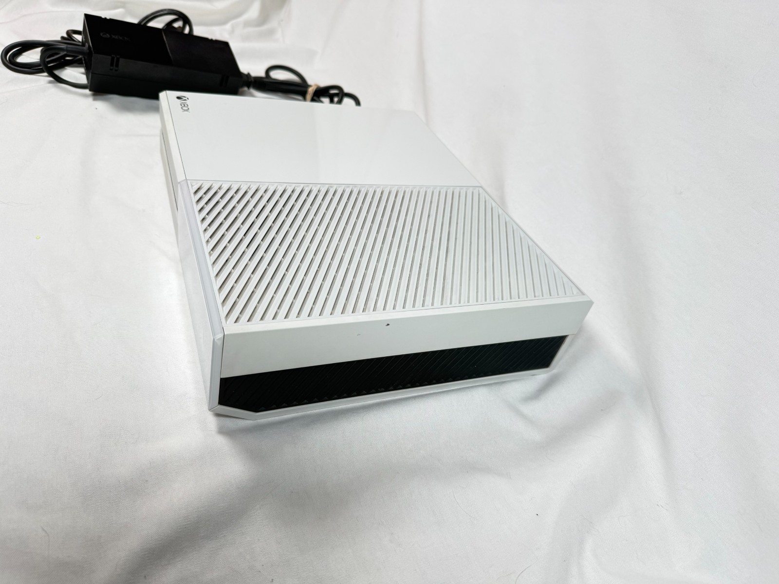 Microsoft Xbox One 1540 500GB Gaming Console & Controller White Used