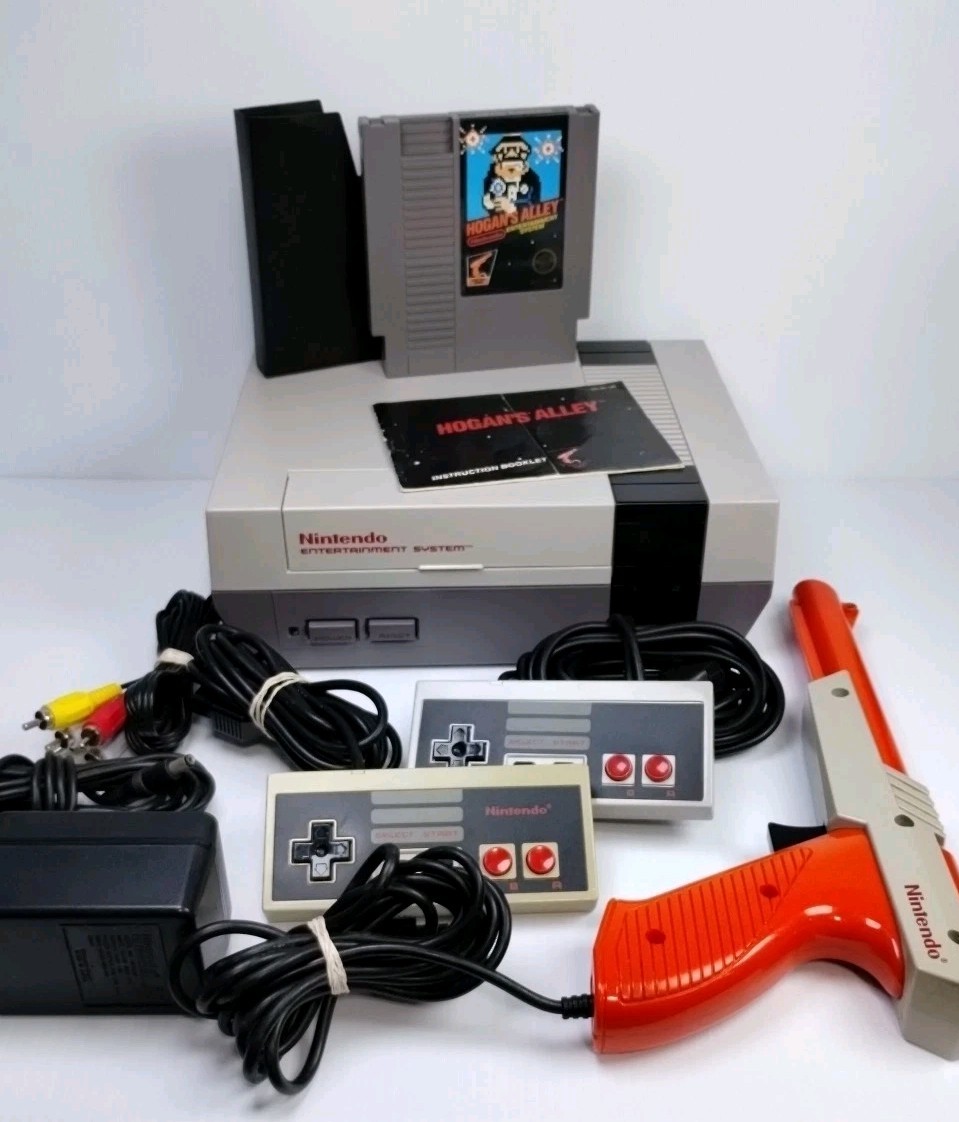 VTG 1985 Nintendo NES-001 Console Controller W Hogan’s Alley Bundle Game Zapper