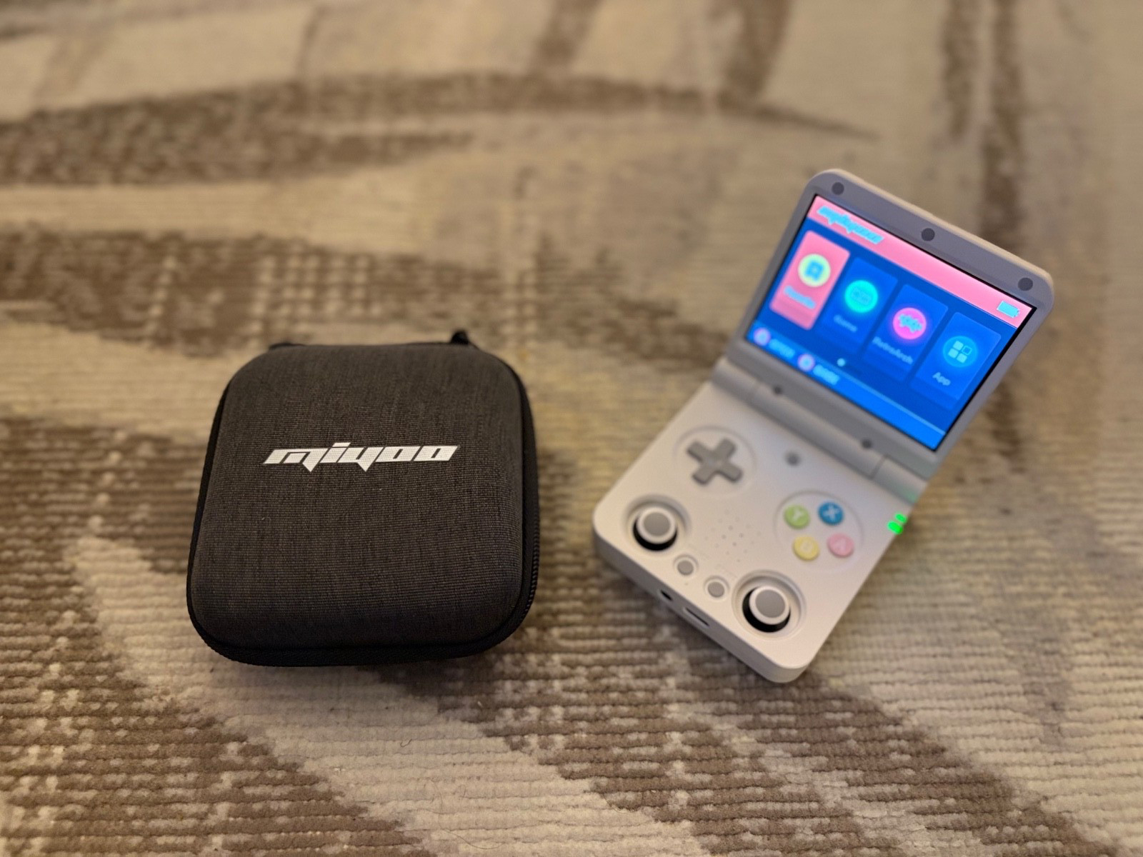Miyoo Flip – Retro Handheld (White)