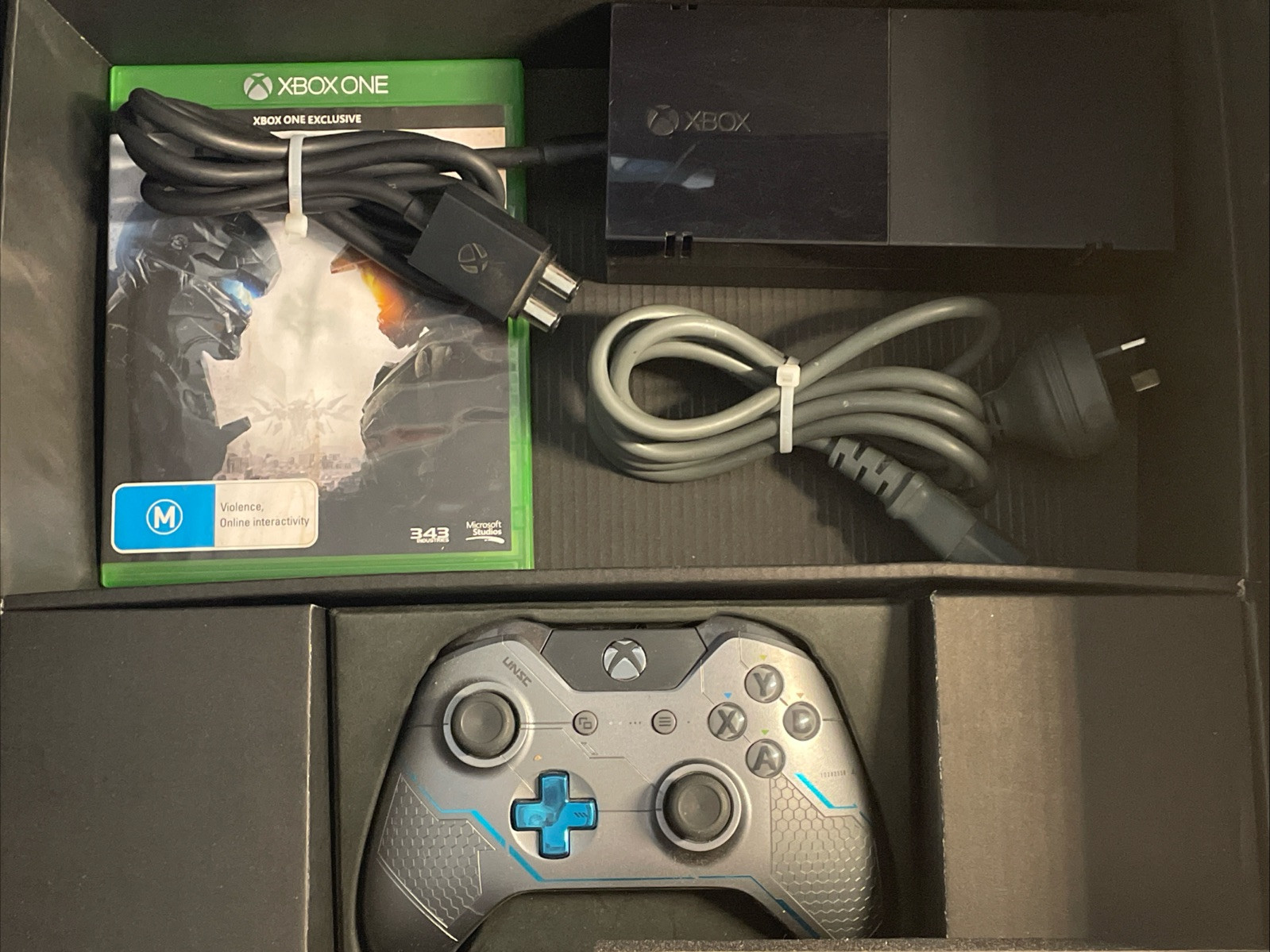 Microsoft Xbox One Halo 5: Guardians Limited Edition 1TB. Complete w/ Game