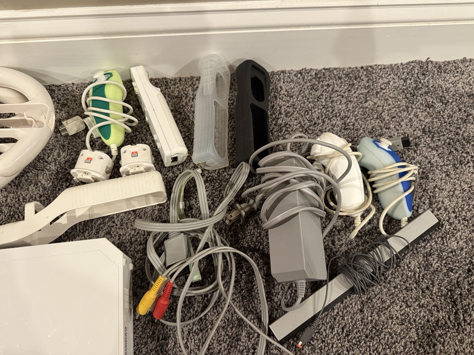 Nintendo Wii Lot Bundle w/ 8 Games controller Cables Accessories