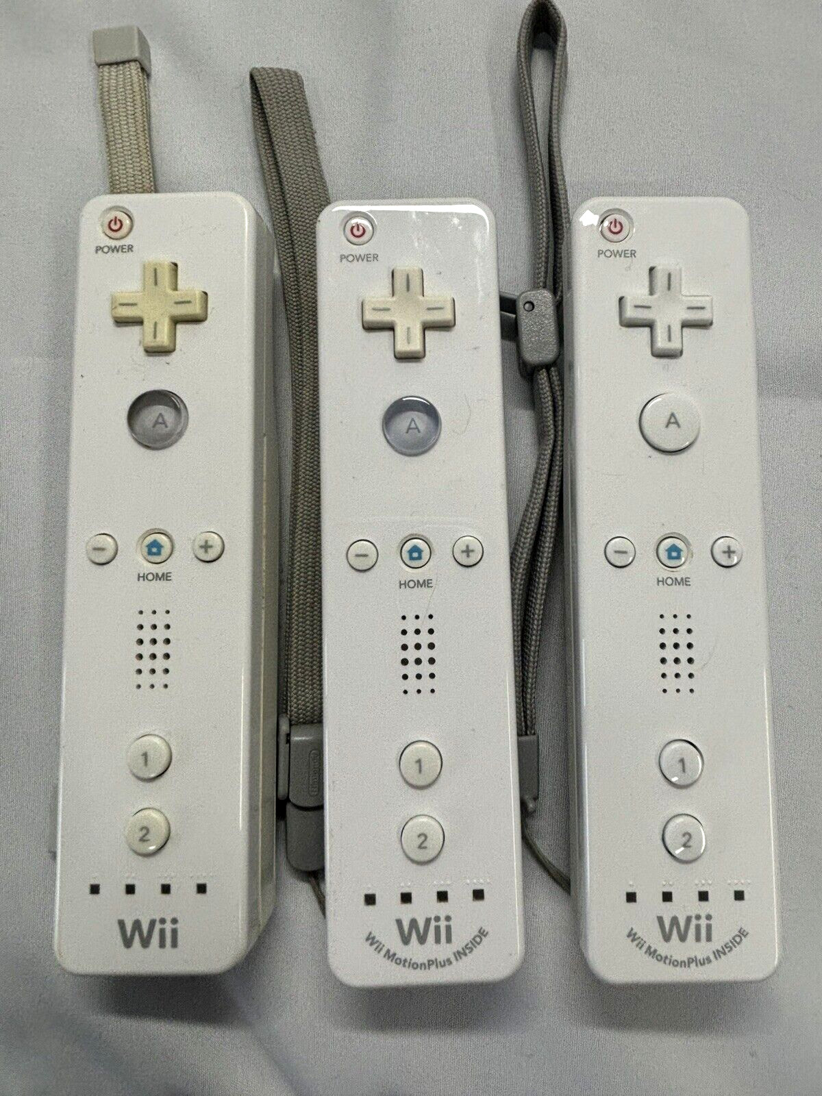 Nintendo Wii game console + balance board 3 remotes, 2 nunchuks 13 software