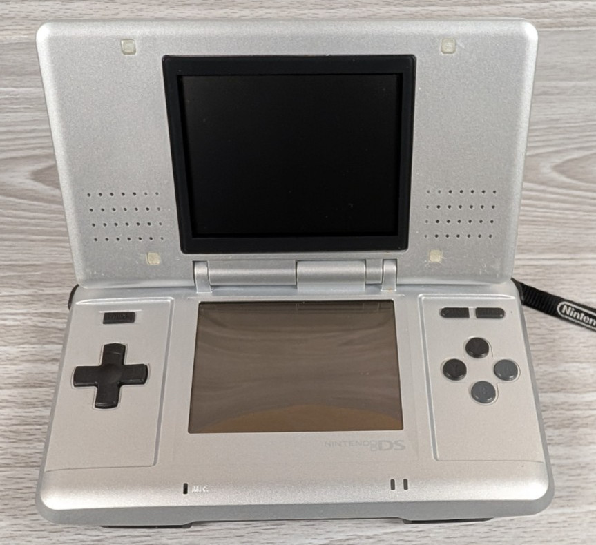 Nintendo DS NTR-001 Silver Bundle Mario Kart, SM64, Final Fantasy, DS SLOT ISSUE