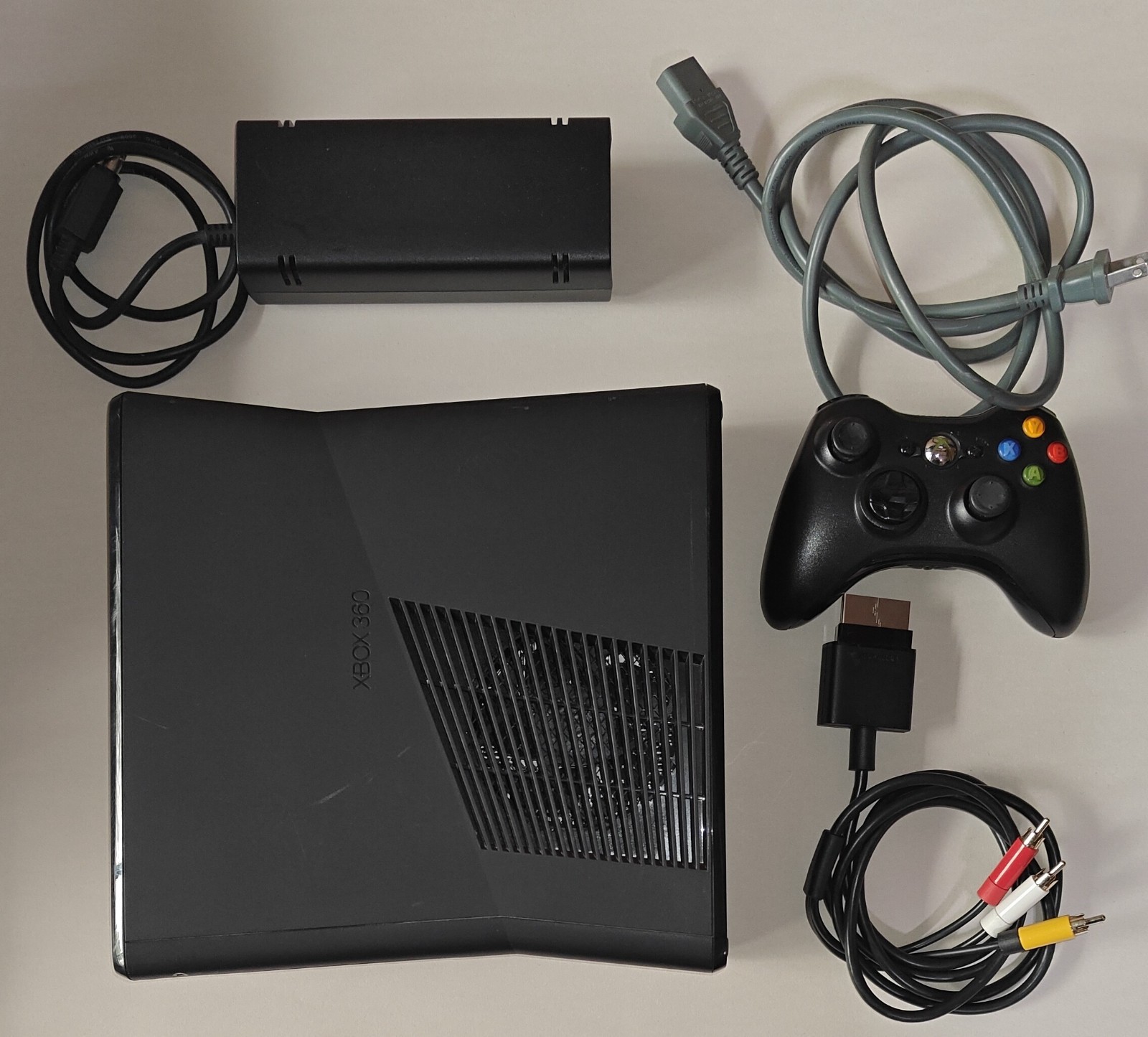Microsoft Xbox 360 S 4GB + 500GB + 1 Controller + AV and power cables