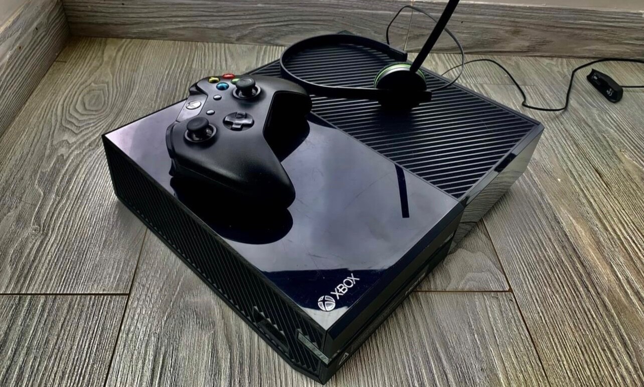 Used Xbox One Microsoft black with controller 