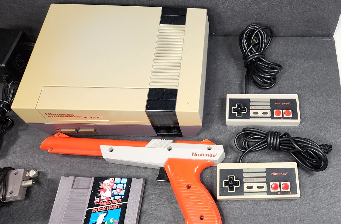 VINTAGE 1985 NINTENDO NES-001 CONTROL DECK BUNDLE MARIO GAME 2 CONTROLLERS GUN