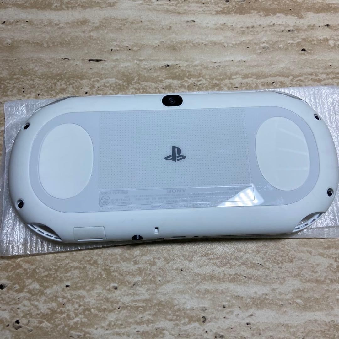 PS Vita PCH-2000 Glacier White Complete in Box Excellent Condition 7038