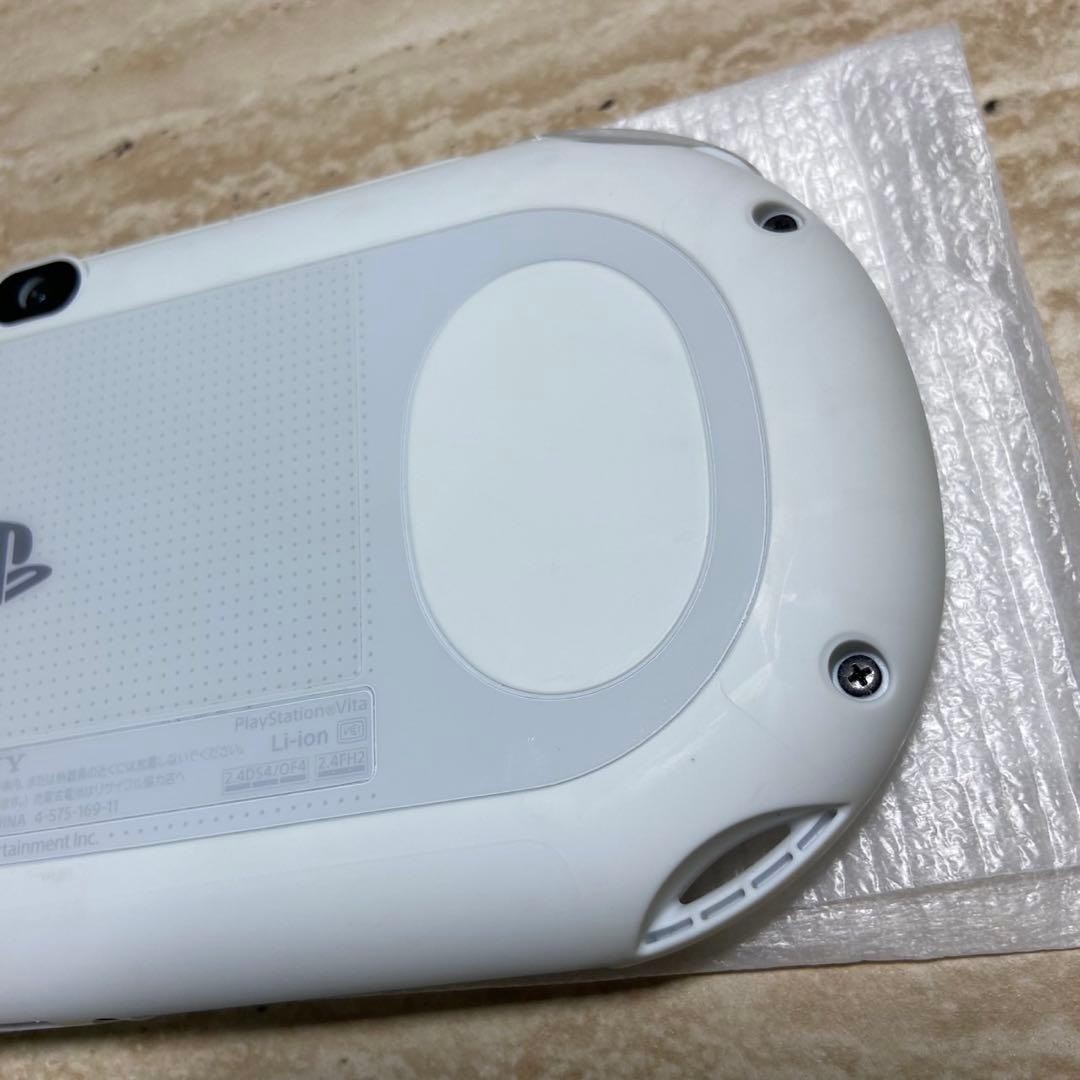 PS Vita PCH-2000 Glacier White Complete in Box Excellent Condition 7038