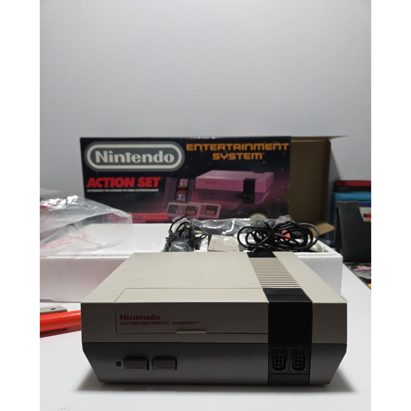 Nintendo NES Action Set Console CIB Zapper Controllers 15 Games Bundle