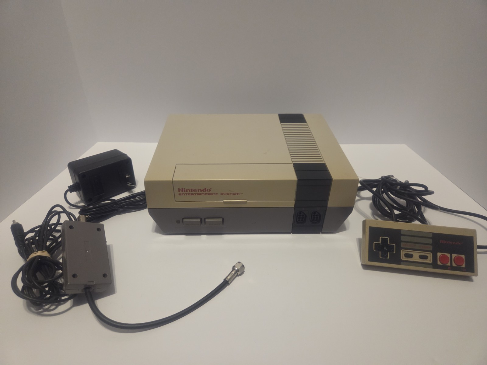 Nintendo Entertainment System NES Gray Black Console with Controller, Cables