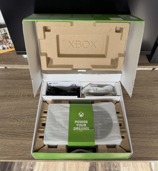 Xbox Series S 512GB Bundle + 2TB Seagate Storange + 2 NEW Controllers + Extras