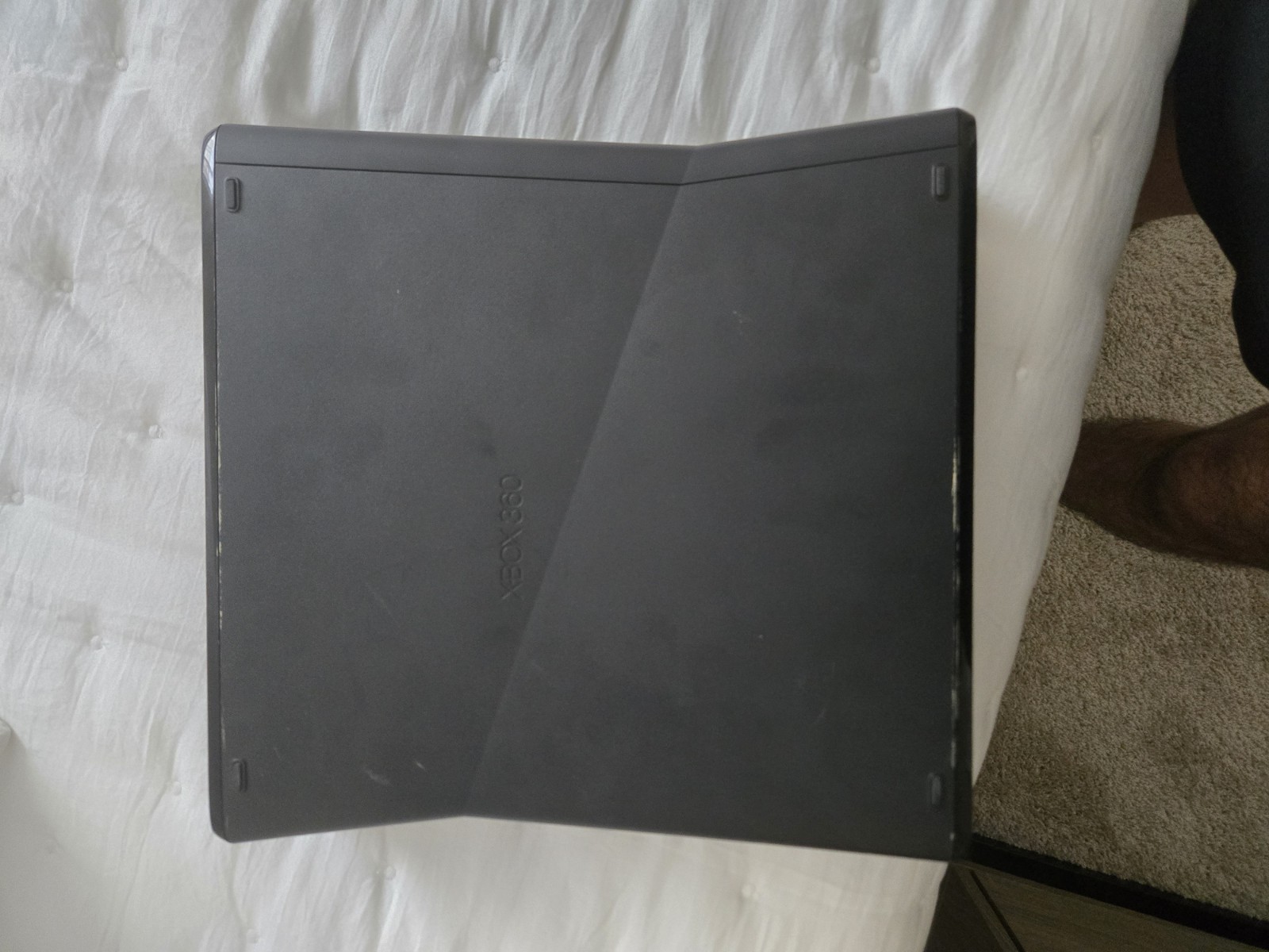 Microsoft Xbox 360 S 4GB Shiny Black Console with Controller and Power Cords