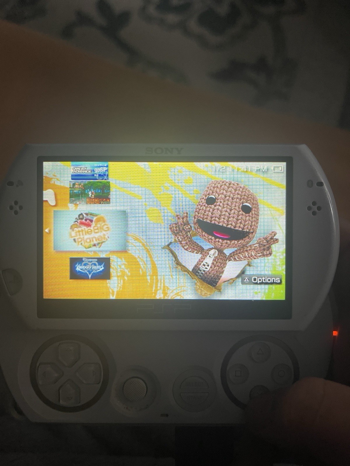 Sony PSP Go PSP-N1001 White 6870MB Wi-Fi Handheld Console *see description* SALE