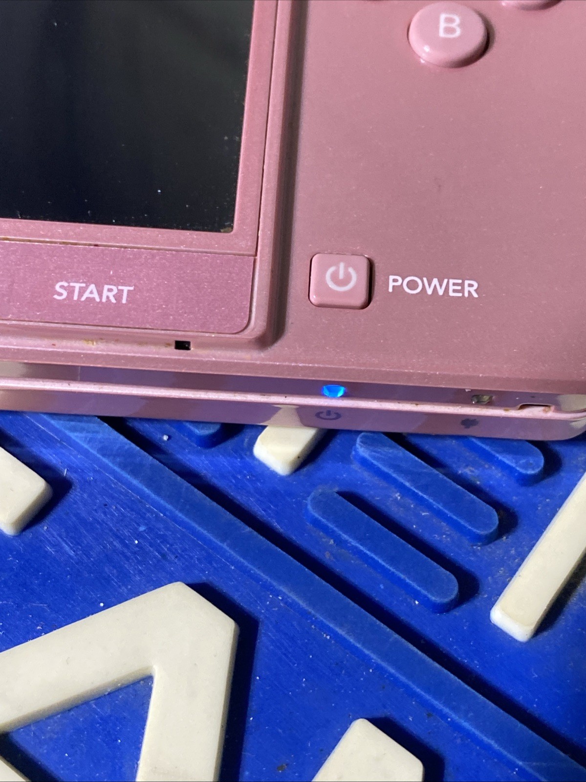 Nintendo 3DS «Pearl Pink» OEM Charger, 2GBcard, Mario tennis game. tested A-1