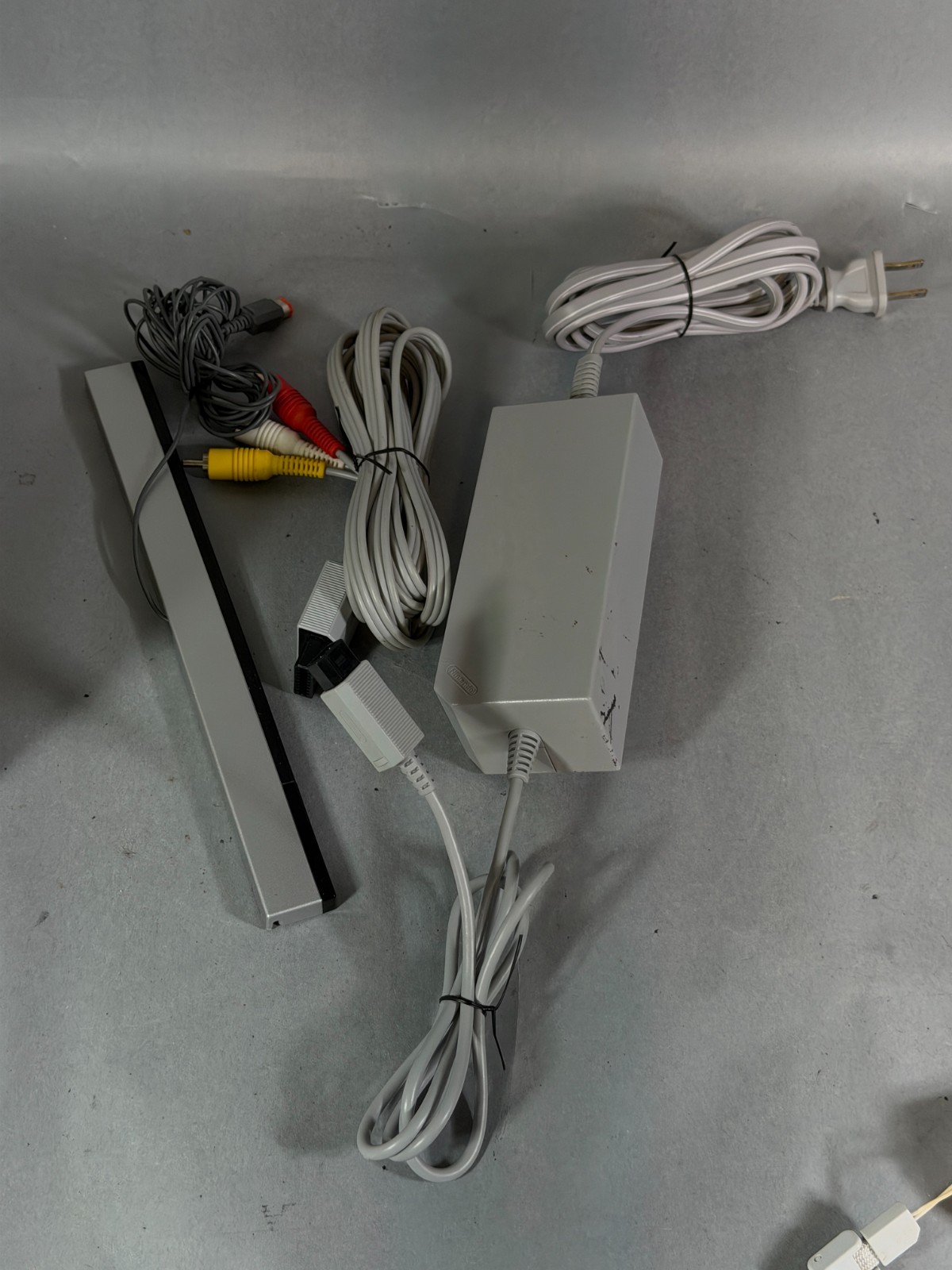 White Nintendo Wii RVL-001 512MB Console Bundle w/ 1 Controller – Tested & Reset