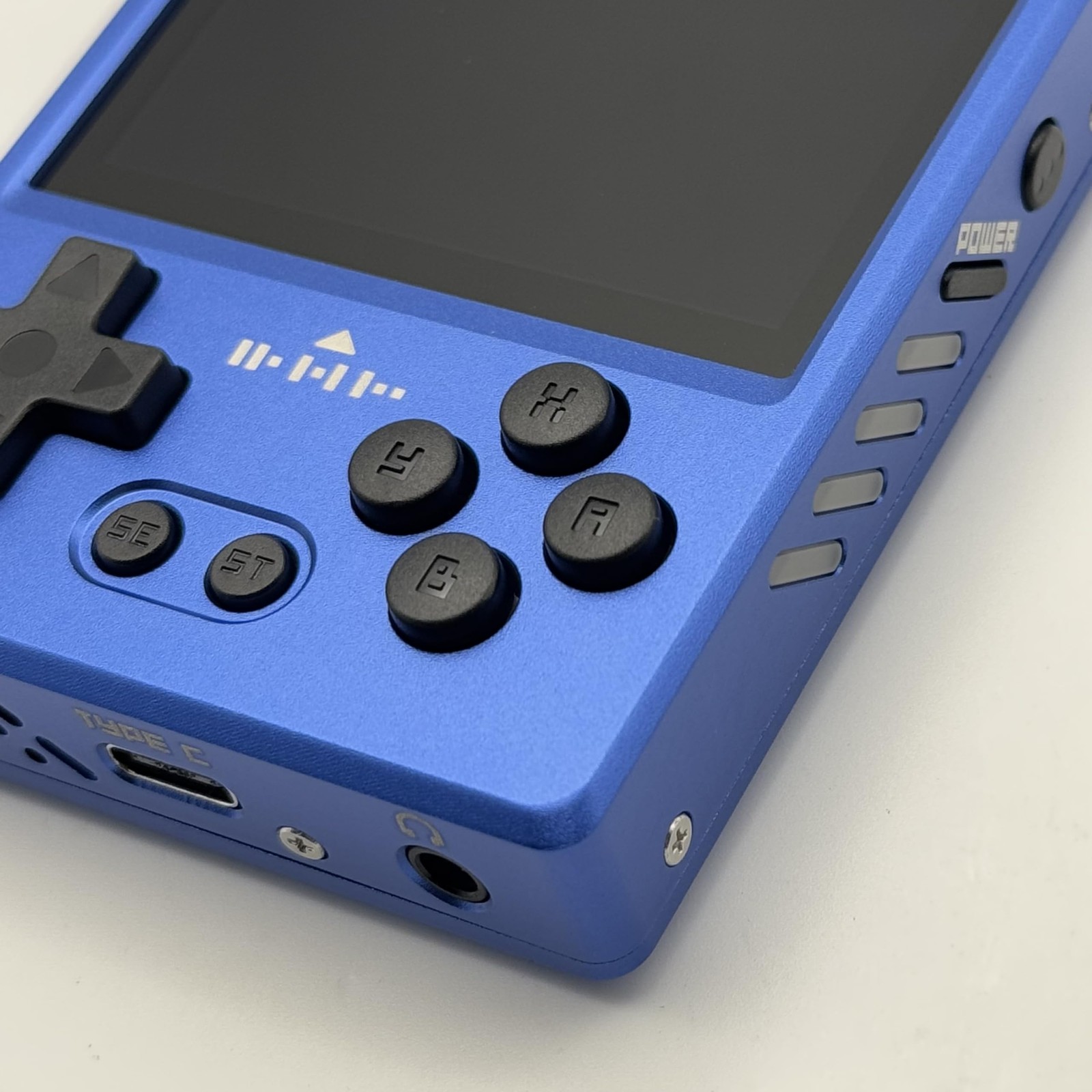GKD Pixel 2 Metal Console 2.4-inch IPS Screen Aluminum Body Gaming Player Retro