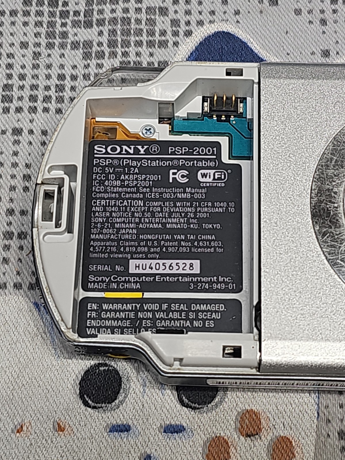 Sony Playstation PSP Portable Silver (PSP 2000) W/CHARGER/BATTERY/MEM 1GB
