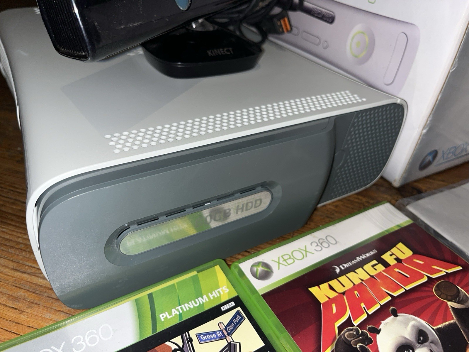 Xbox 360 White 60gb White Console bundle w/ games & Cords