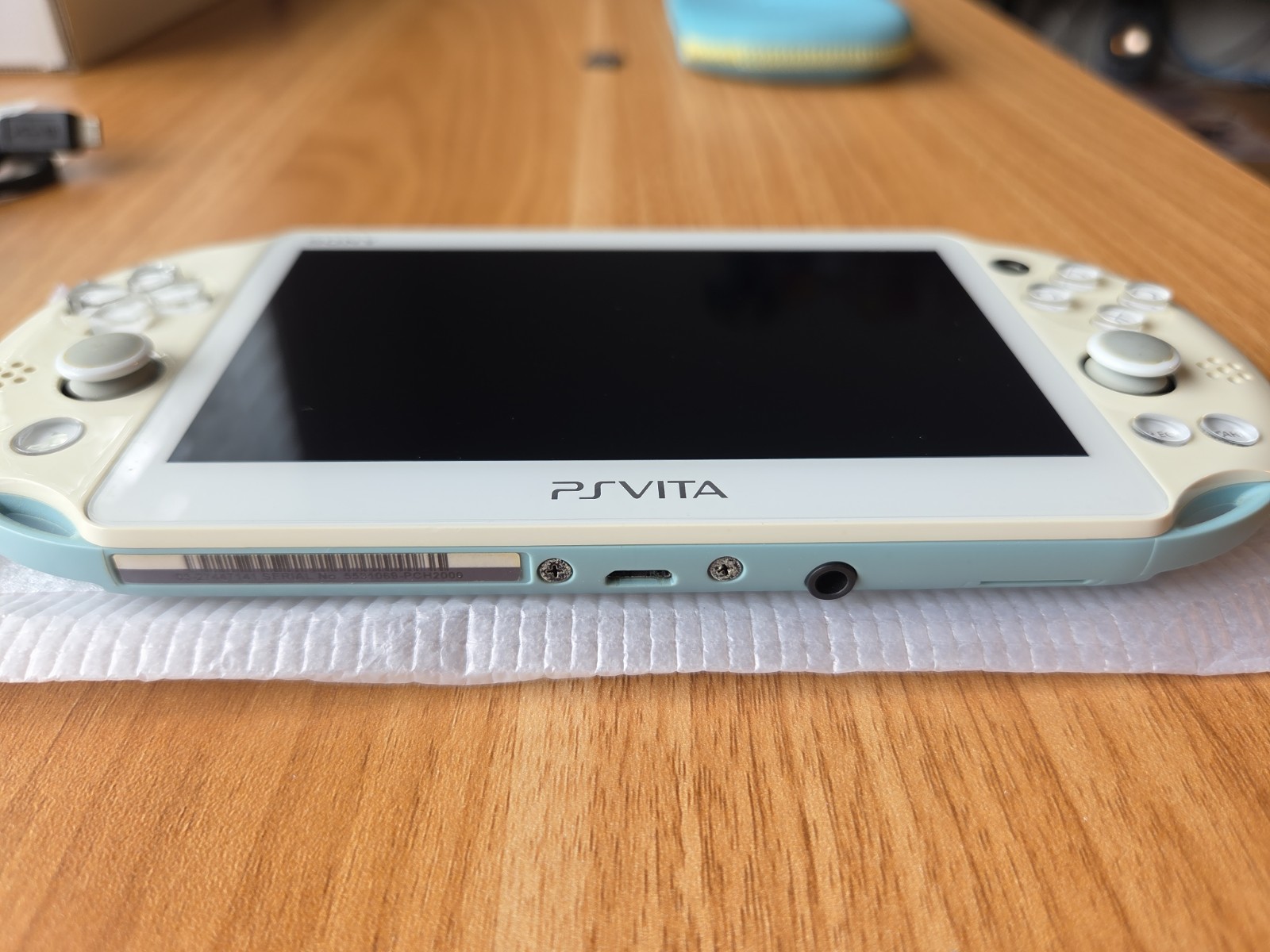 PS Vita PCH-2000 ZA14 Light Blue / White Value Pack Sony Playstation CIB