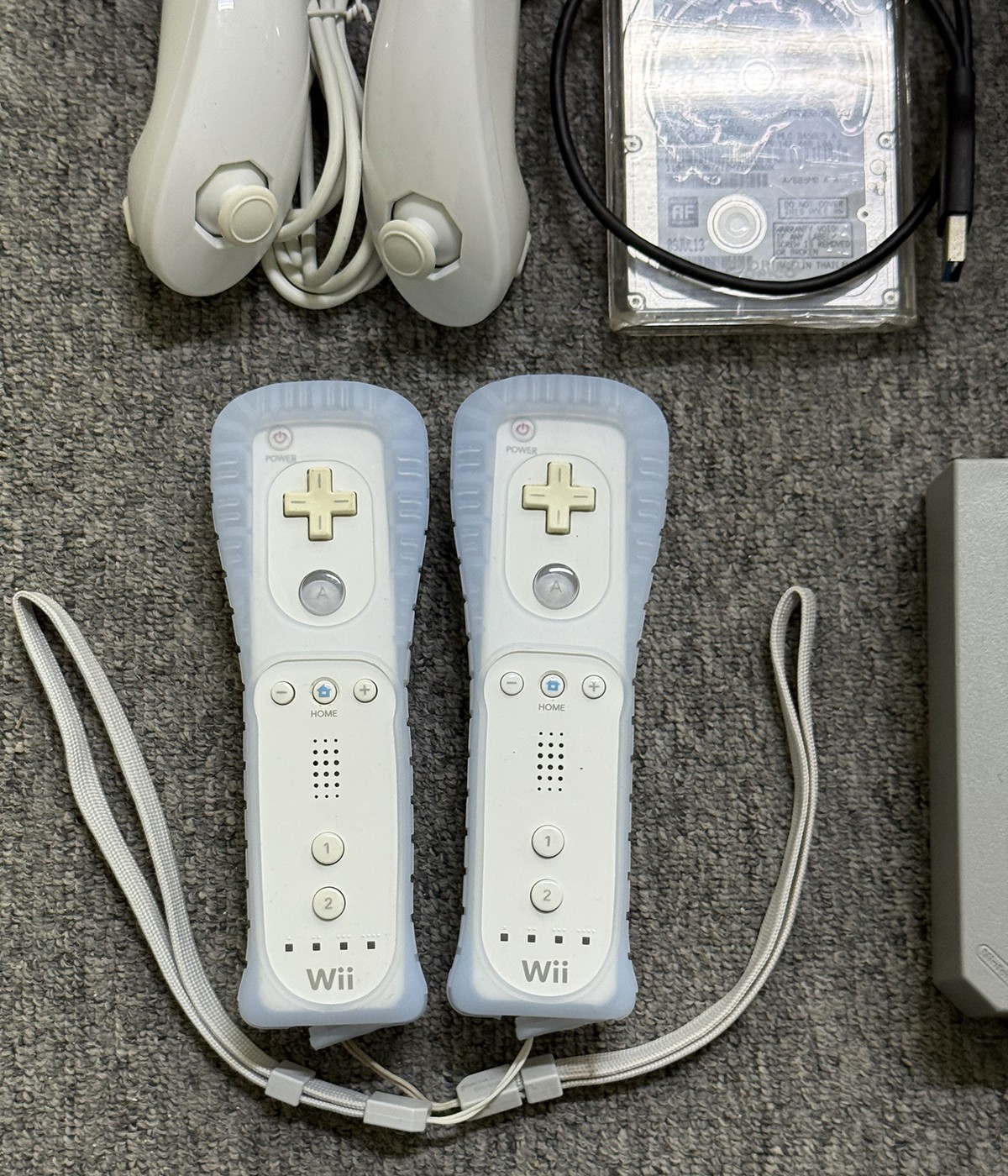 Nintendo Wii Console HD (2 Original Wii Remotes & 320GB Harddisk) Plug and Play